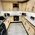 The Purple 5br House By Altoluxoexperience Short Lets & Serviced With Free Parking Apartment *