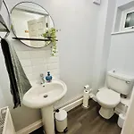شقة The Purple 5br House By Altoluxoexperience Short Lets & Serviced With Free Parking *