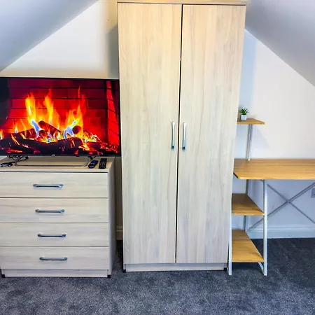 Апартаменти The Purple 5br House By Altoluxoexperience Short Lets & Serviced With Free Parking